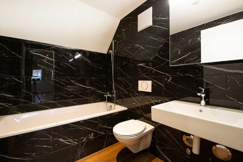 Moderne Dachgeschoss-Wohnung im Herzen von Nänikon (5)