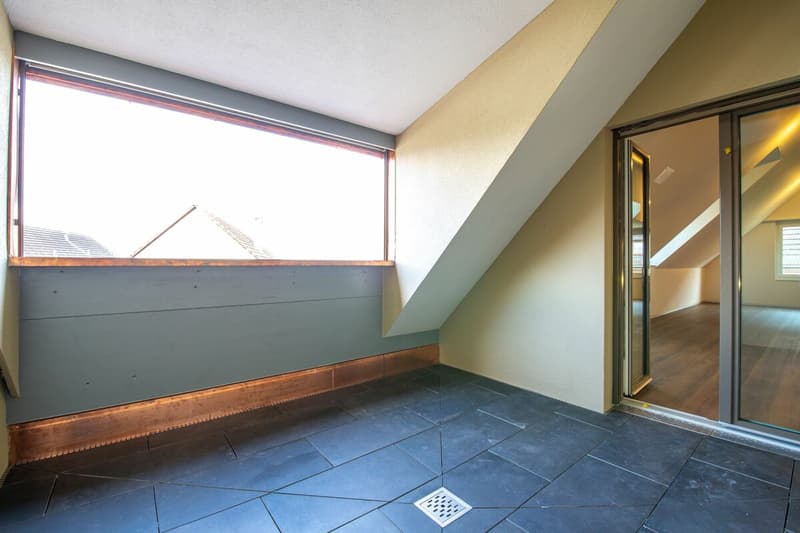 Moderne Dachgeschoss-Wohnung im Herzen von Nänikon (9)