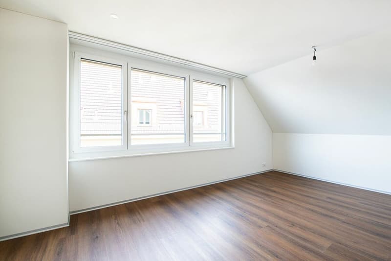 Moderne Dachgeschoss-Wohnung im Herzen von Nänikon (4)