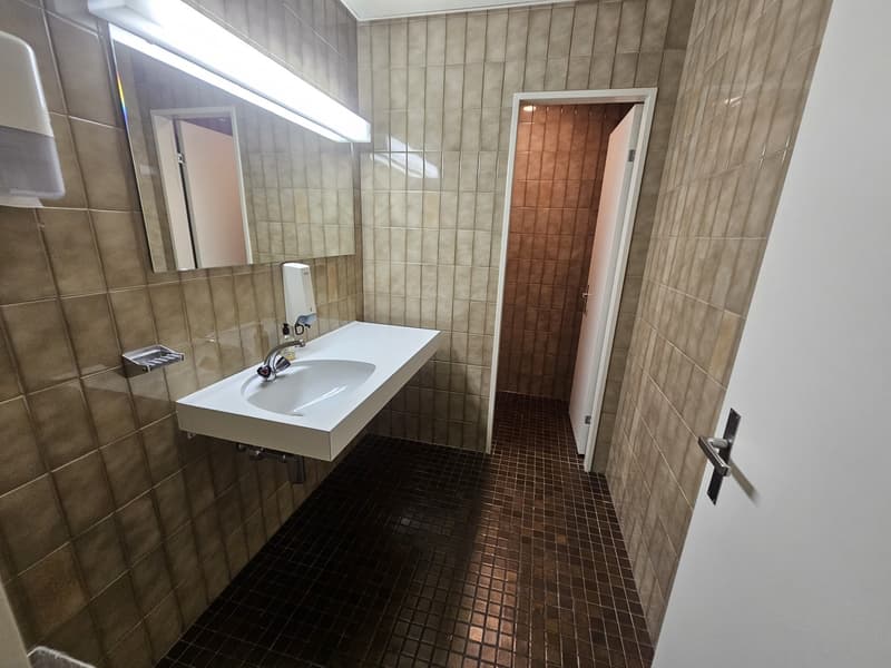 Espace commercial polyvalent - situé au centre de Bonstetten (8)