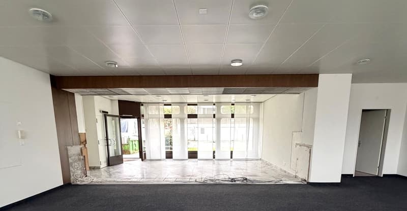 Espace commercial polyvalent - situé au centre de Bonstetten (2)