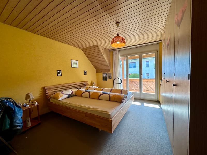 Zimmer mit Zugang zum Balkon