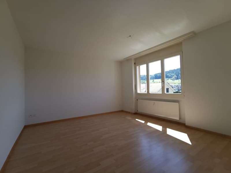 Helle und ruhige 4 1/2 Zimmer Wohnung mit Balkon (4)