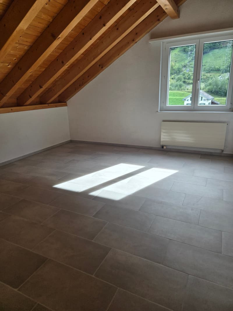 Geräumige 4.5-Zimmer-Wohnung mit Balkon und schöner Aussicht in Linthal (8)