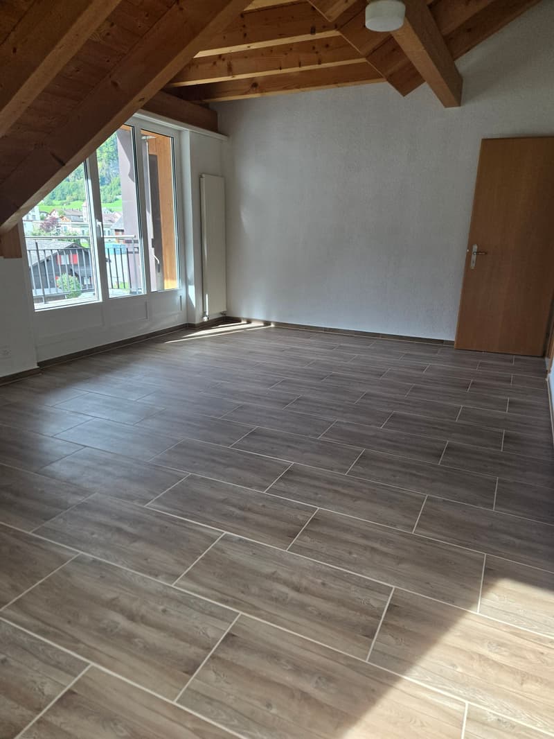 Geräumige 4.5-Zimmer-Wohnung mit Balkon und schöner Aussicht in Linthal (7)