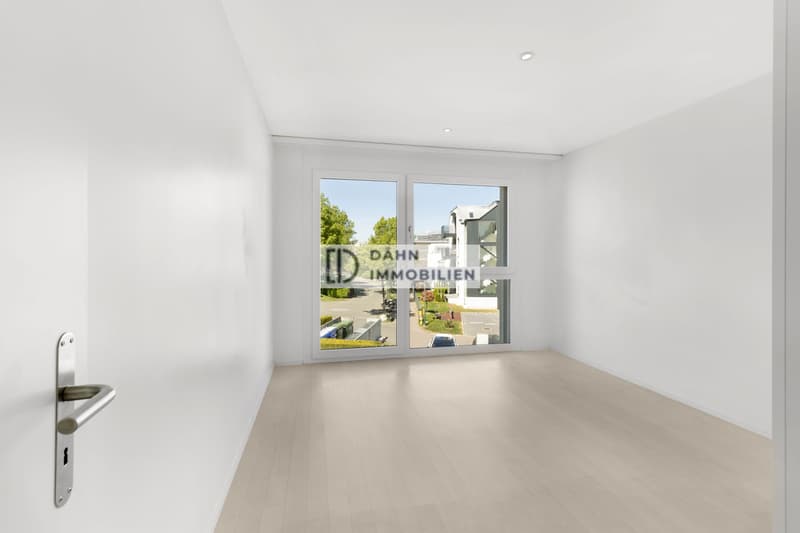 Lichtdurchflutete 5.5-Zi.-Attika mit 130 m² Terrasse in Schlieren (11)