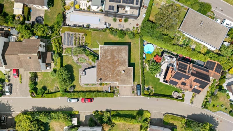 Grosszügiges Einfamilienhaus an sonniger Hanglage mit grossem Garten (4)