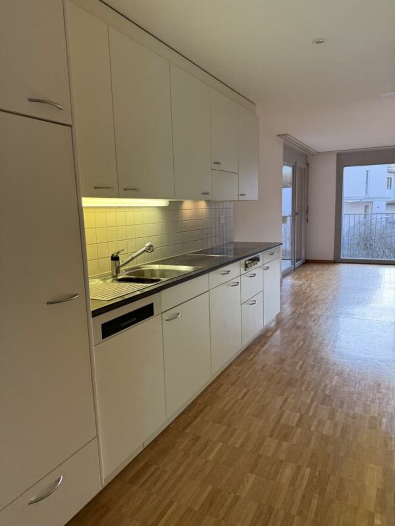 Attraktive 4.5-Zimmerwohnung an ruhiger Wohnlage in Küttigen (2)