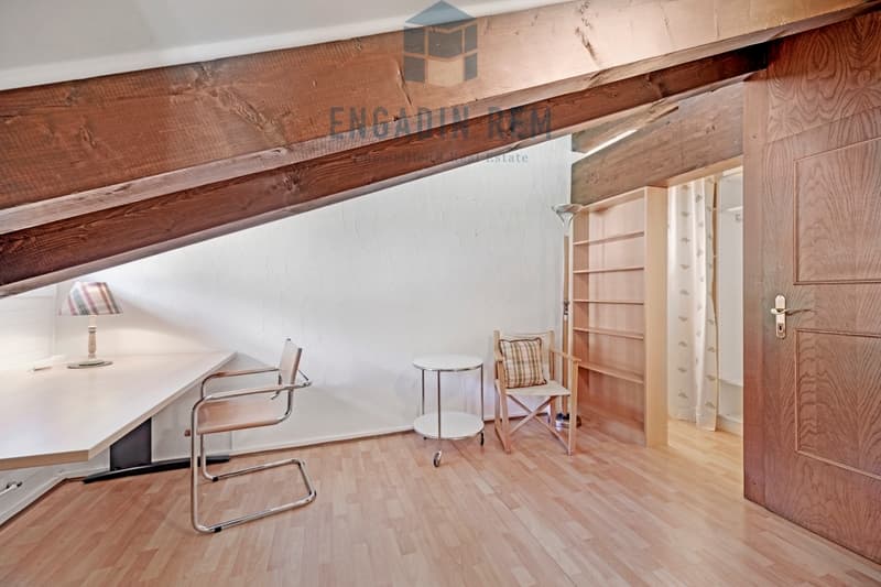 Galerie-Zimmer aktuell möbliert mit einem Gäste-Bett