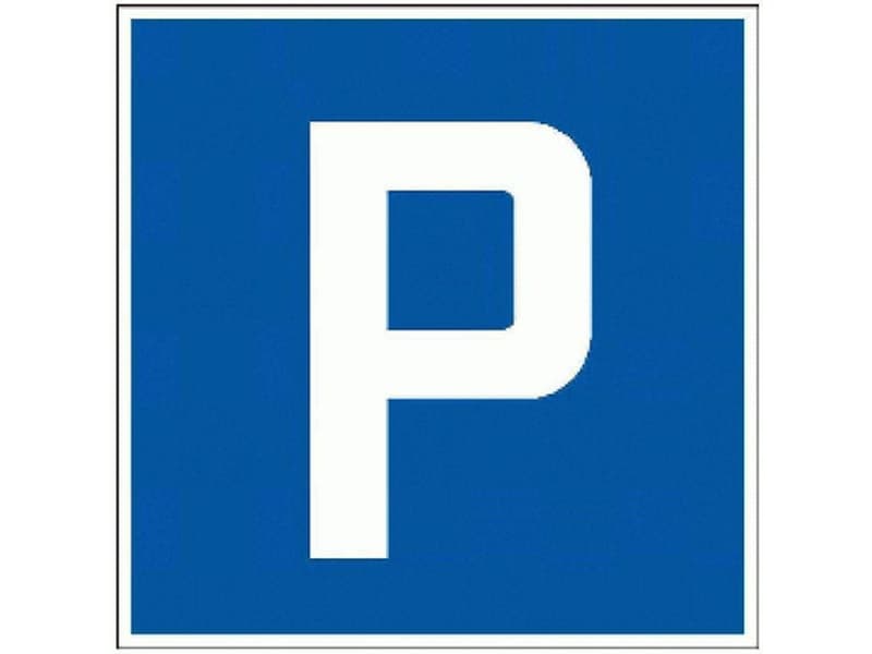 Parkplatz mitten in Sisikon (1)