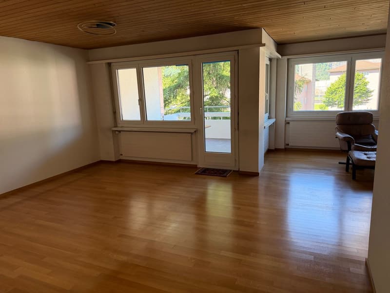 Charmante 5-Zimmerwohnung mit Balkon und schöner Aussicht in Altdorf (7)