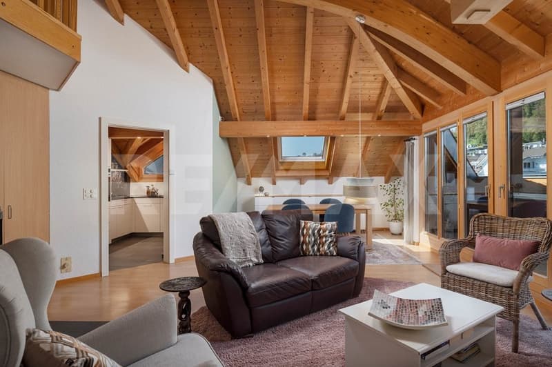 Besonderes Wohngefühl mitten in Tuggen! Grosse 3.5-Zimmer-Dachwohnung mit Galerie zu kaufen (2)