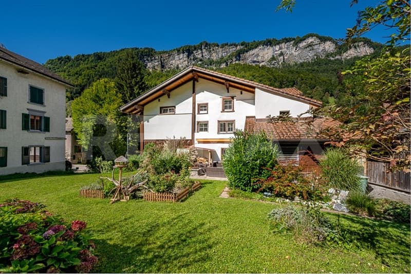Mehrfamilienhaus mit drei Wohnungen und Baulandreserve (2)