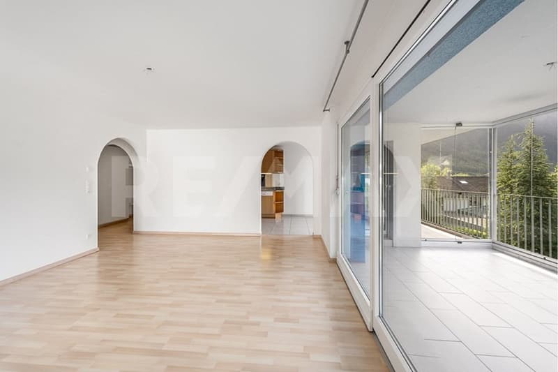 Helle 4½-Zi-Wohnung mit Wintergarten und  Balkon (2)