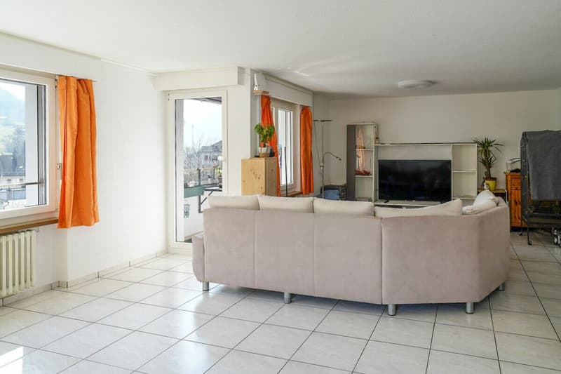 Wohnzimmer mit Ausgang zum Balkon