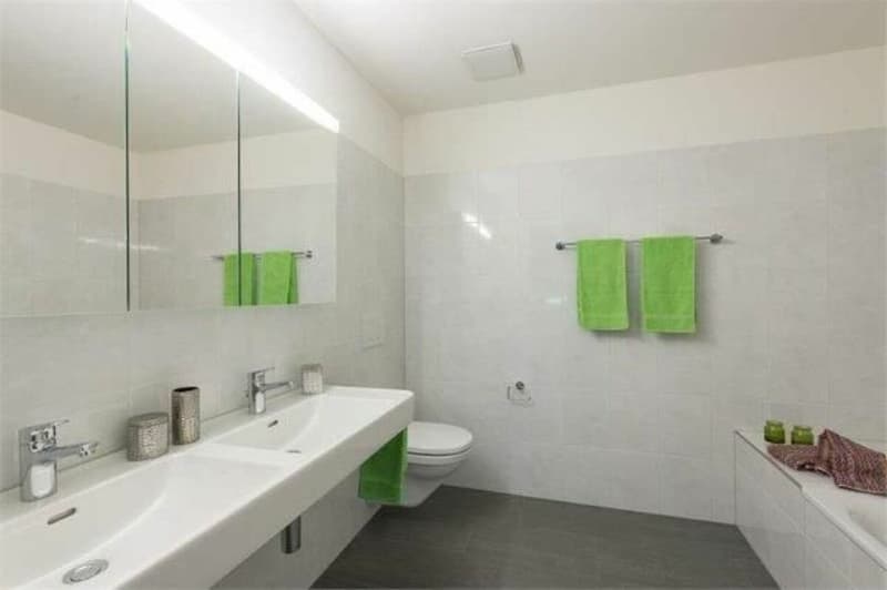 Geräumiges Badezimmer