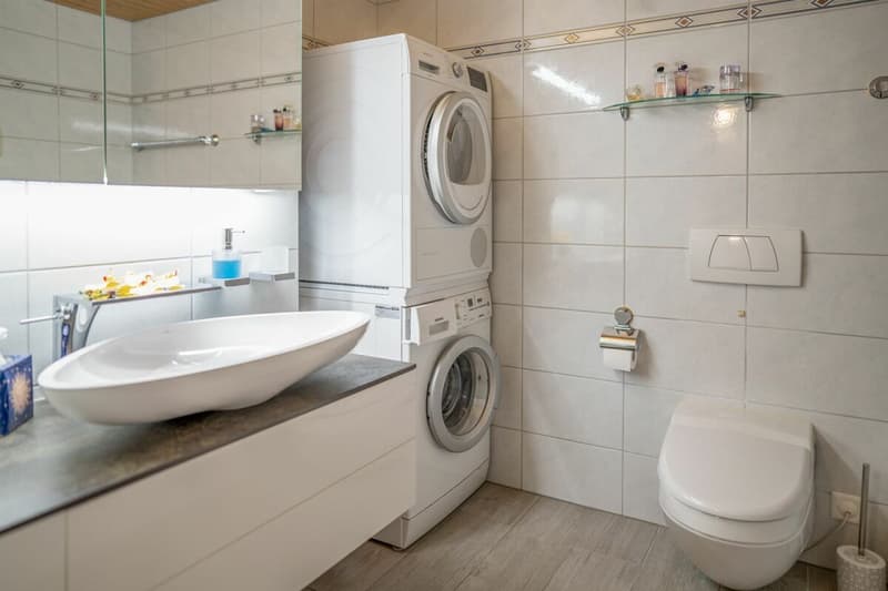Bad mit Badewanne und Waschturm