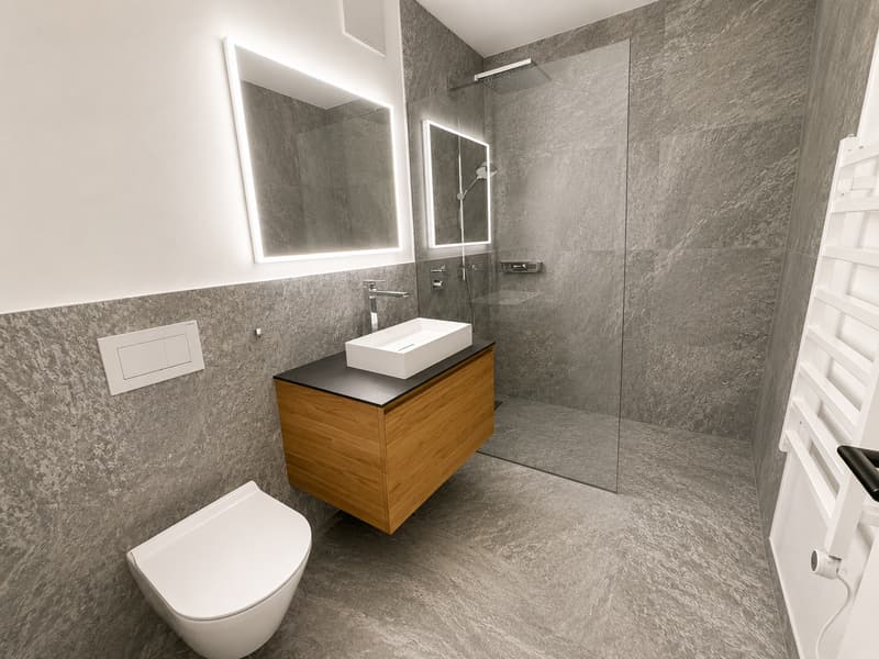 Badezimmer mit begehbarer Dusche