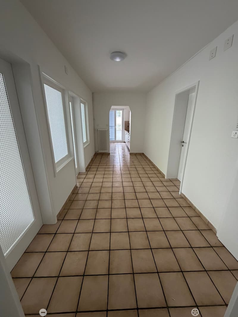 Frisch renovierte 2.5 Zimmer Wohnung an Top Lage in Biel (5)