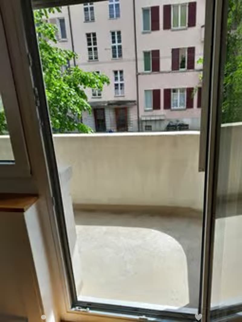 Helle und gemütliche 2.5-Zimmerwohnung an zentraler Lage (3)