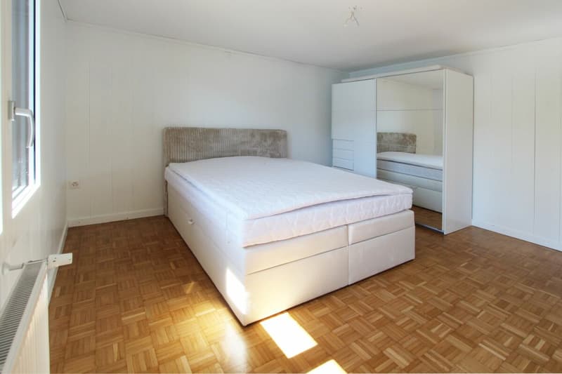 Chalet Sonnenbühl: Attraktives Zweifamilienhaus mit freier Bergsicht und dem See als Kulisse (7)