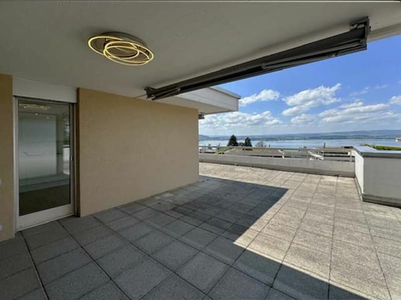 LUXURIÖSE ATTIKAOASE: Exklusive Wohnung mit grosszügiger Terrasse und atemberaubender See- & Bergsicht (3)