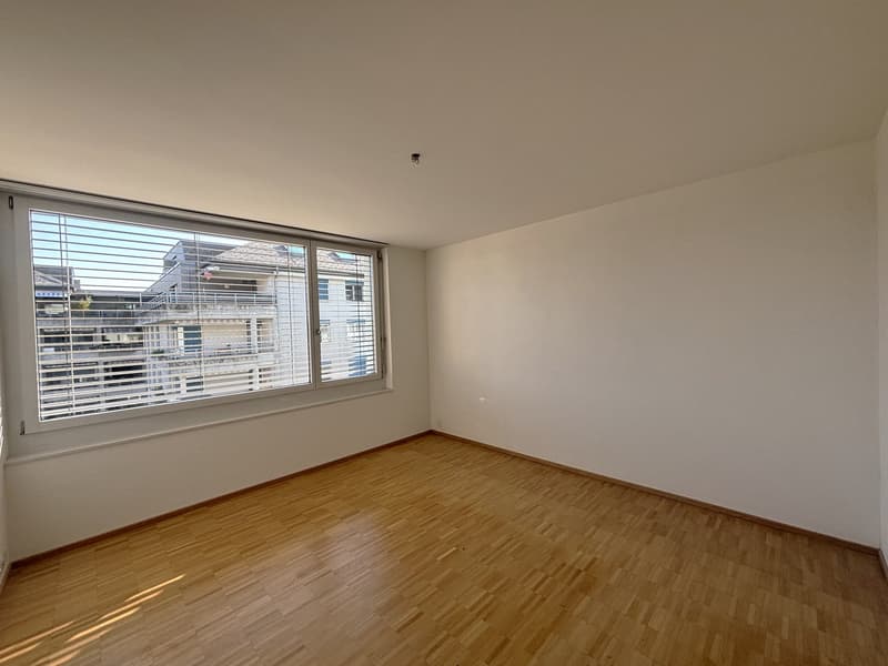 Helle und grosszügige 3.5-Zimmer-Wohnung in Lachen (8)