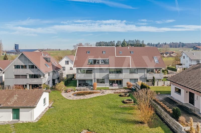 Exklusive 4.5-Zimmer-Maisonette mit Galerie, Bilderbuch-Aussicht und nähe zu Zürich (2)