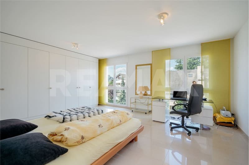 Moderne 5.5 Zimmer Wohnung mit exklusivem Bad  und verglastem Balkon/Wintergarten (13)