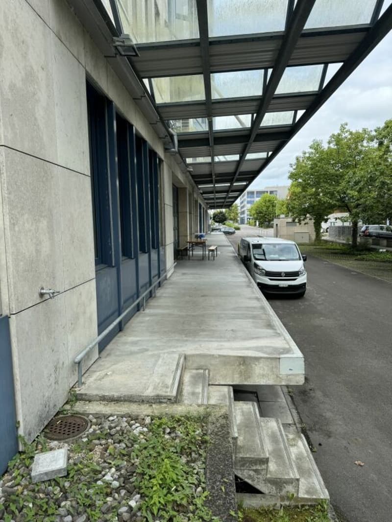 Büro / Ausstellung mit Lager und Anlieferungsrampe in Rotkreuz (20)