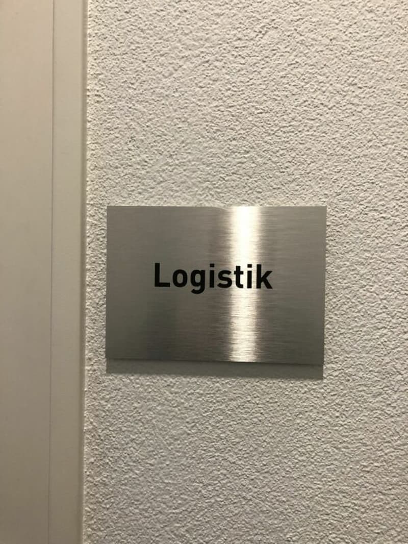 Büro / Ausstellung mit Lager und Anlieferungsrampe in Rotkreuz (18)