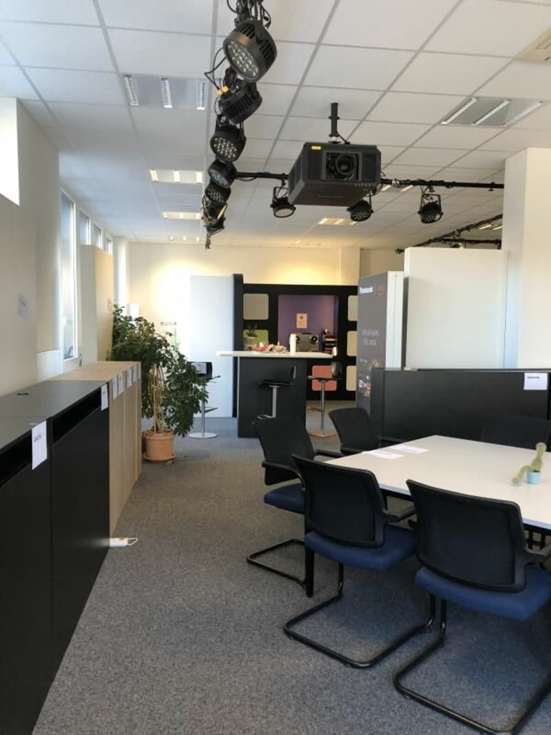 Büro / Ausstellung mit Lager und Anlieferungsrampe in Rotkreuz (13)