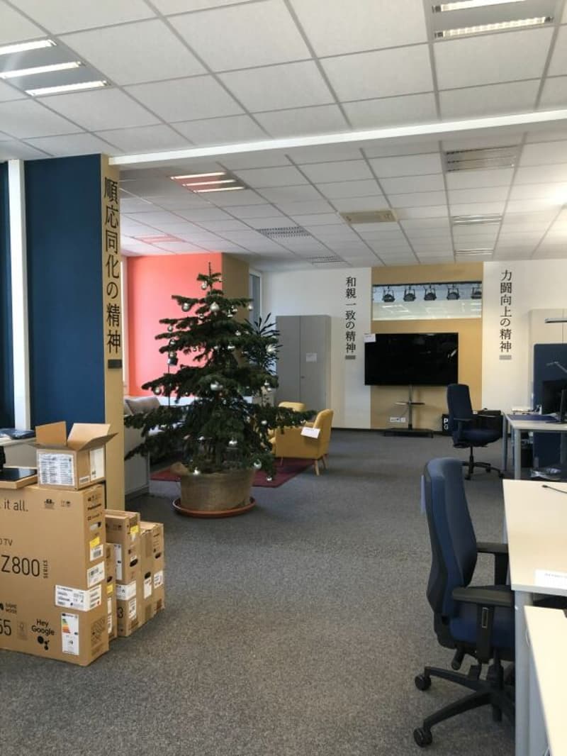 Büro / Ausstellung mit Lager und Anlieferungsrampe in Rotkreuz (7)