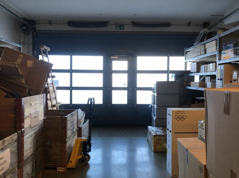 Büro / Ausstellung mit Lager und Anlieferungsrampe in Rotkreuz (22)