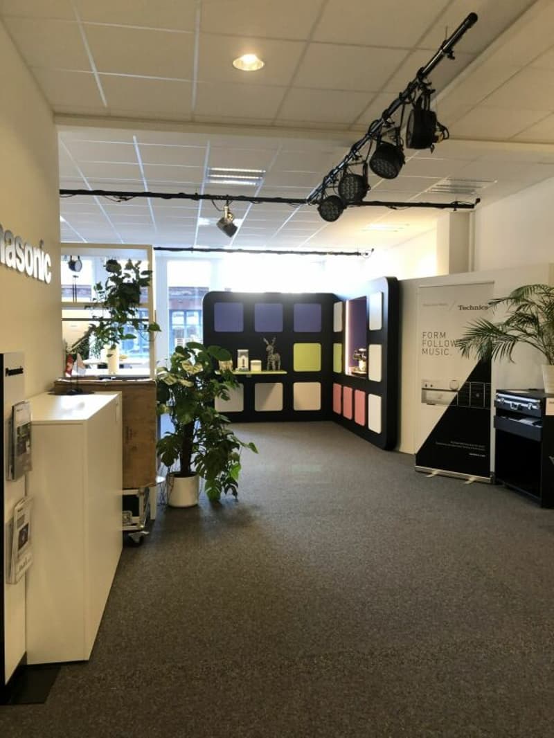 Büro / Ausstellung mit Lager und Anlieferungsrampe in Rotkreuz (12)