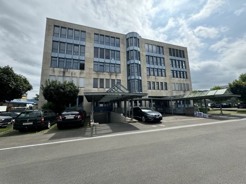 Büro / Ausstellung mit Lager und Anlieferungsrampe in Rotkreuz (1)
