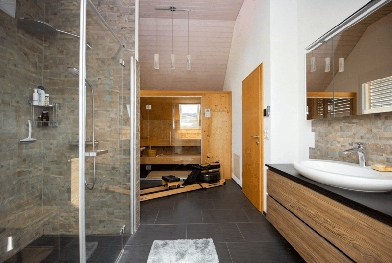 Badezimmer Dachgeschoss mit Sauna