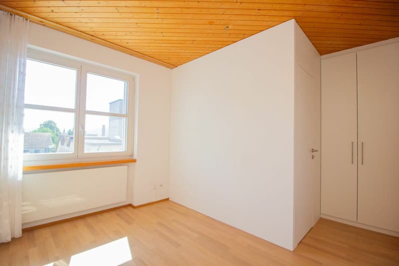 Schlafzimmer mit separatem Zimmer und Einbauschrank