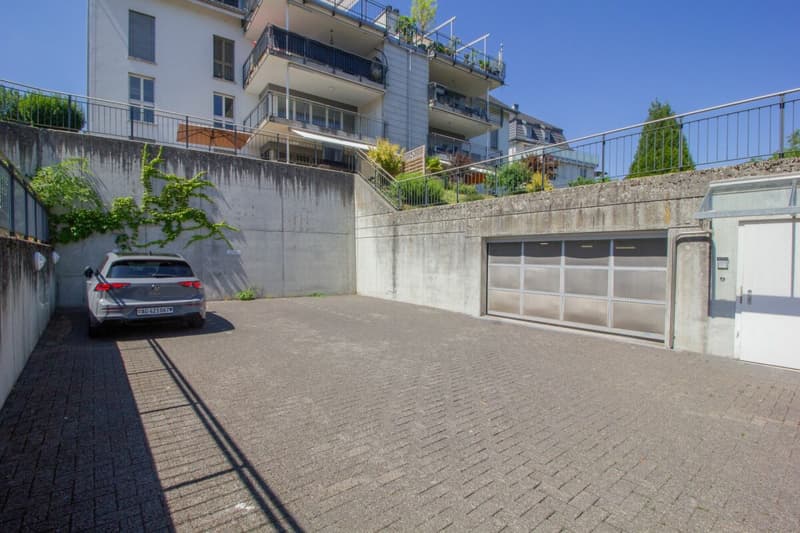 Zufahrt Tiefgarage mit 3 von 6 Besucherparkplätzen