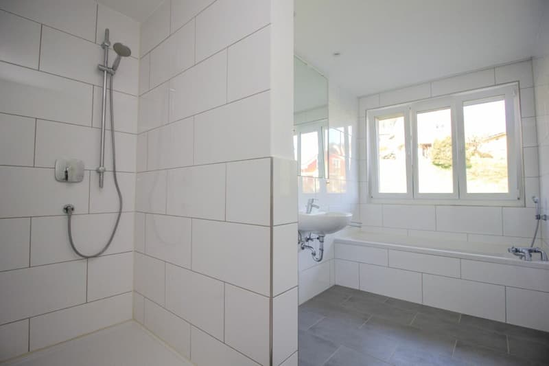 Bad mit Dusche und Badewanne OG