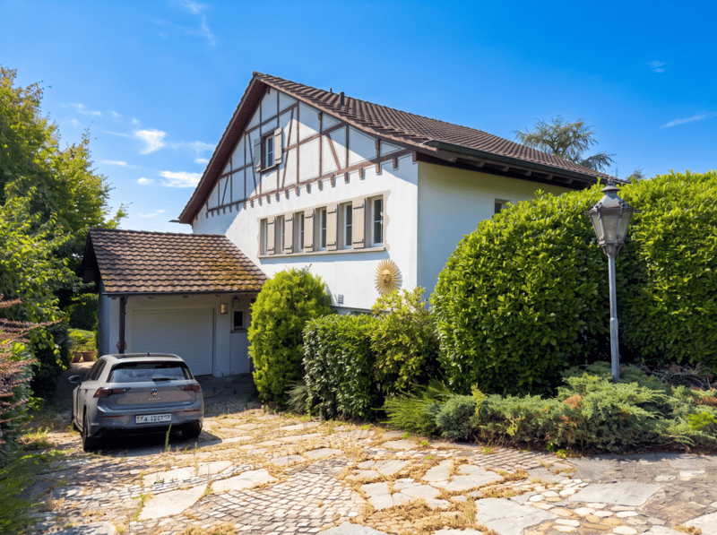 Charmantes Haus mit grossem Umschwung an begehrter Lage (1)
