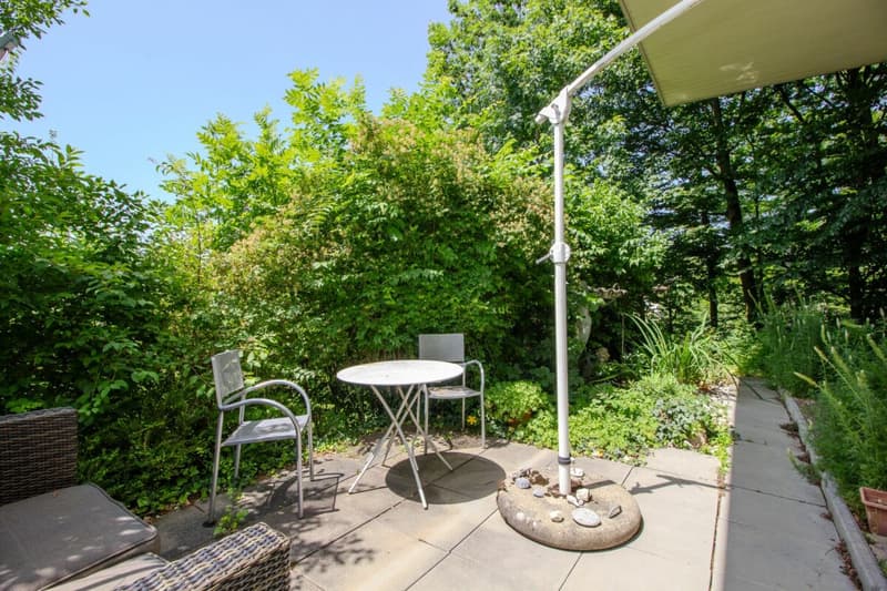 Sitzplatz vor dem Haus mit Biotop