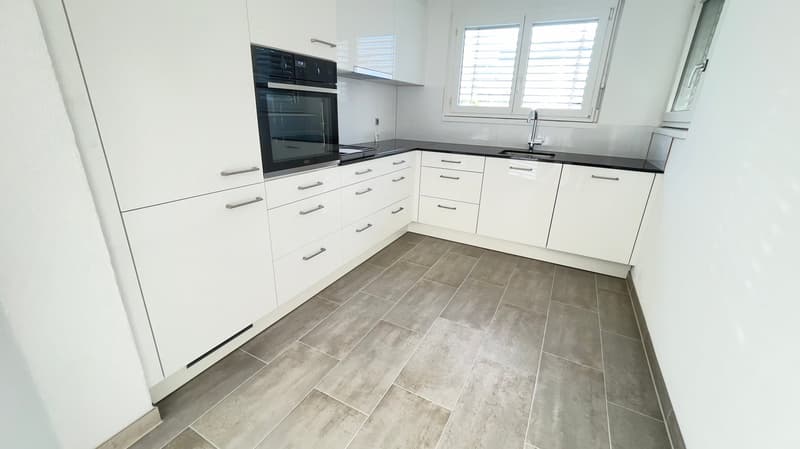 Zu vermieten nach Vereinbarung 4.5 Zi-Wohnung mit 2 Balkone 2 Nasszellen (14)
