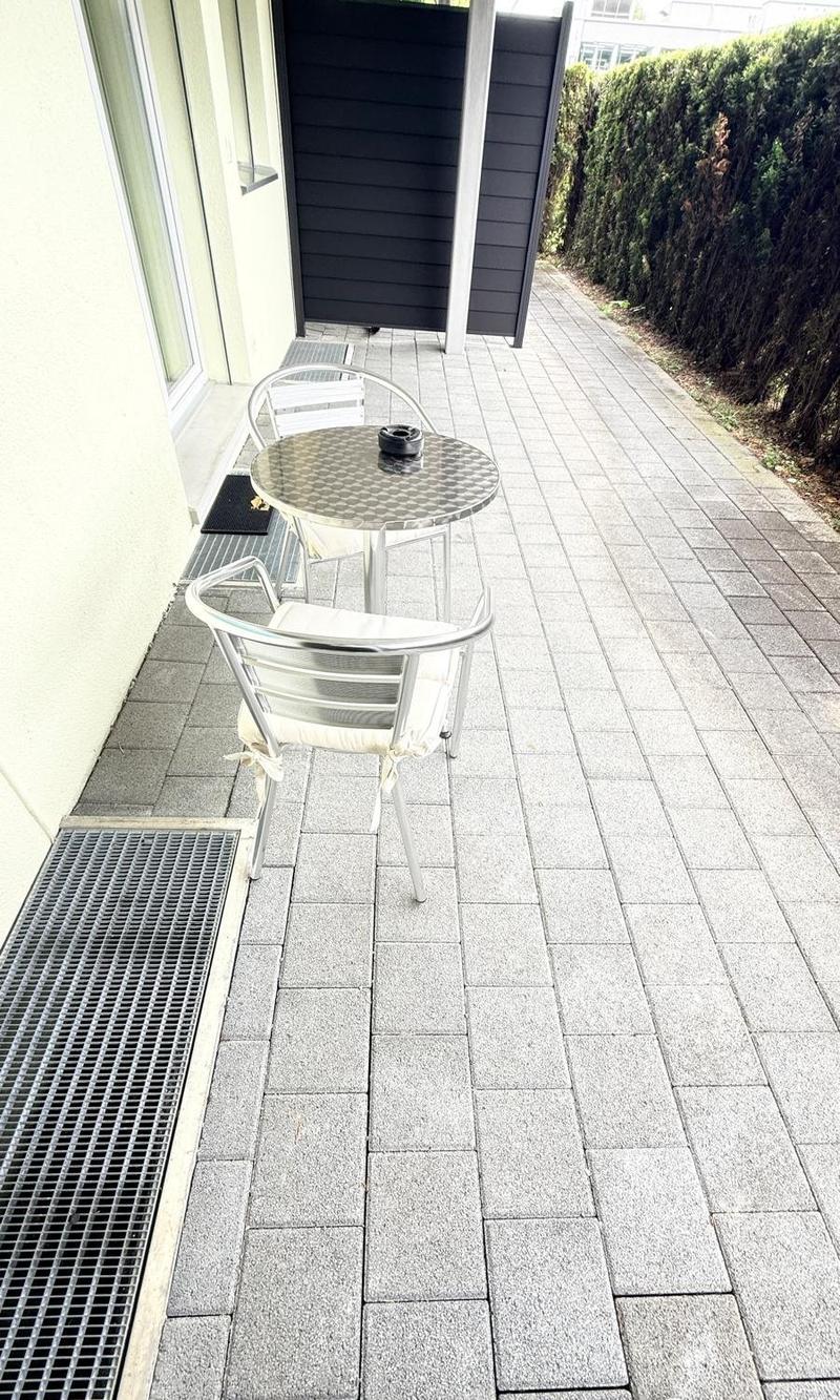 Zu vermieten: Möblierte, Parterre 2.5 Zi-W. eigenem Waschraum, rollstuhlgängig (19)