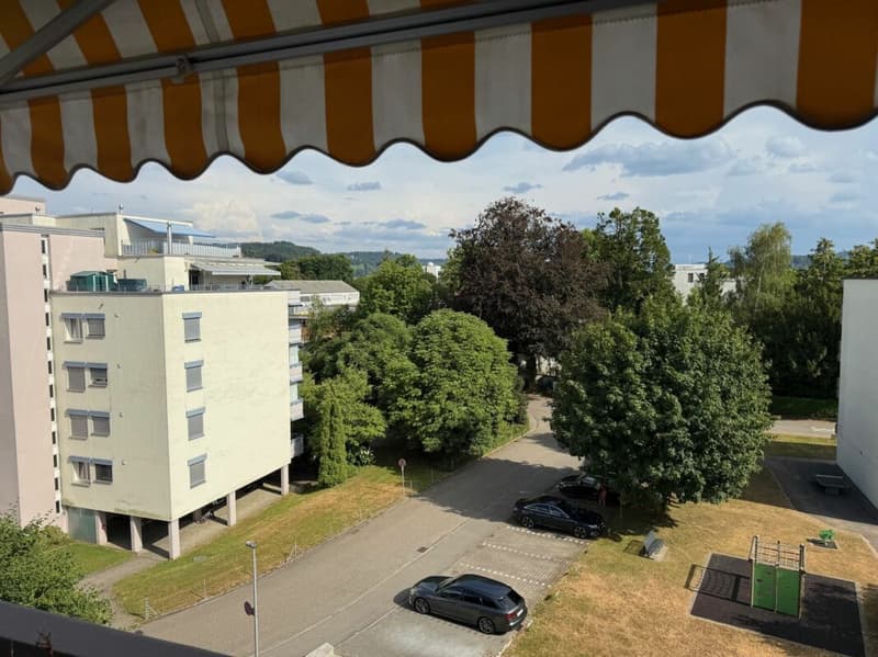 Neuwertige Wohnung (renoviert für CHF 115'000.-) mit Lift an ruhiger Lage (2)