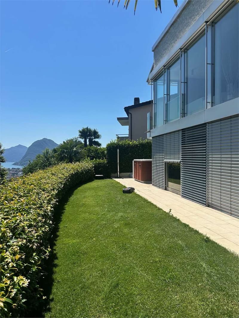 Lugano - Prestigiosa villa con vista lago e raffinati spazi esterni (11)