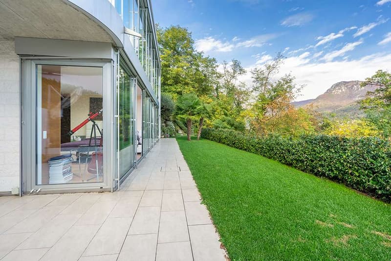 Lugano - Prestigiosa villa con vista lago e raffinati spazi esterni (13)