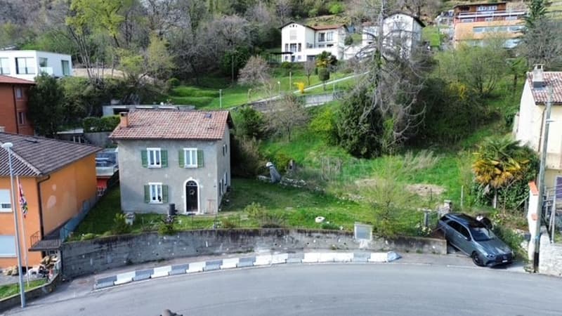 Grande terreno edificabile e casa unifamiliare con fienile