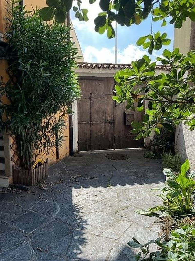 Stabile a reddito, trasformabile in casa unifamiliare (2)