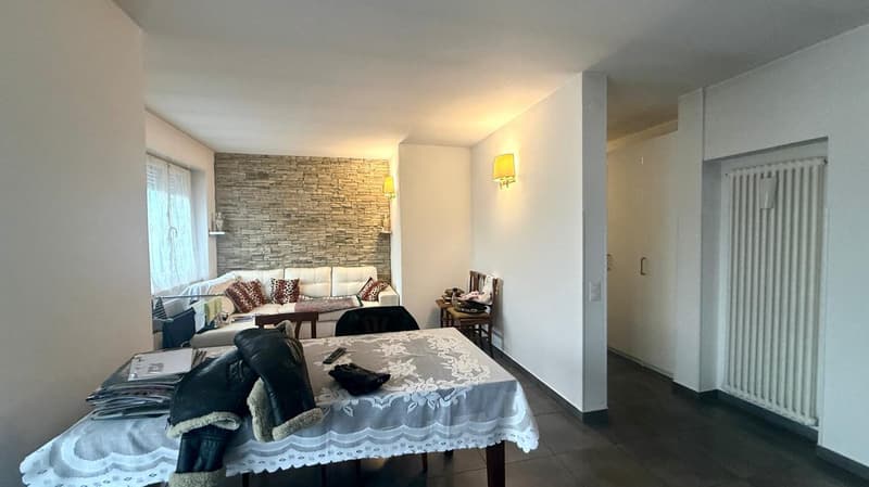 table, couch, wall, chairs, radiator